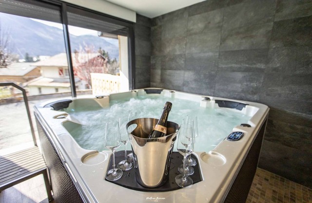 Chalet Hygge Saint-Lary center: Cosy/2 bdrms/Spa/Breathtaking view/Parking