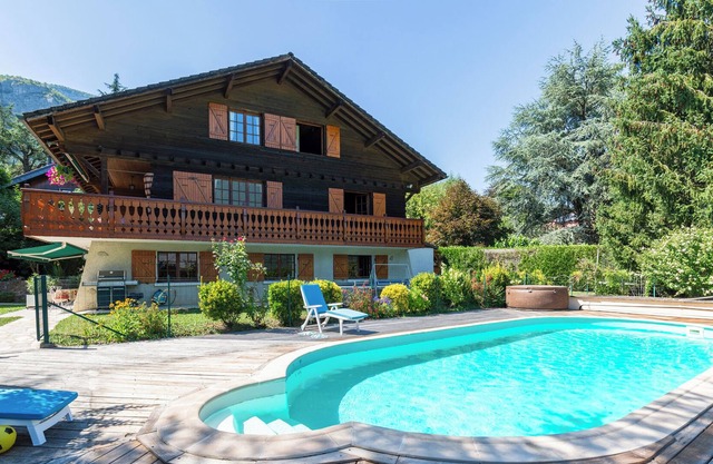 Chalet "La Boissellerie" with Lake View, Private Pool & Wi-Fi