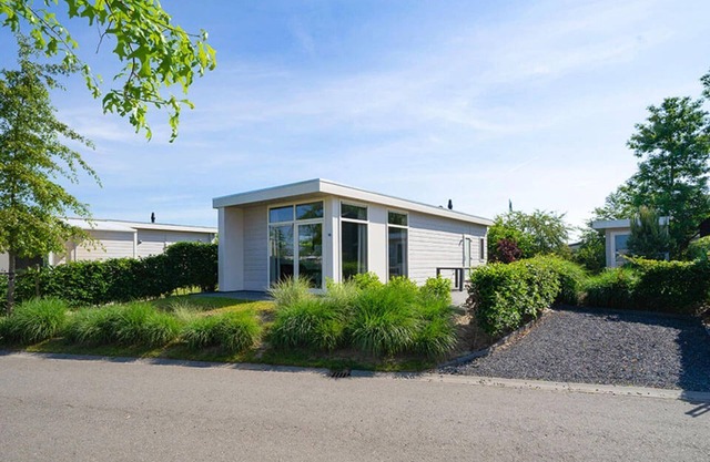 Chalet near Veluwemeer with garden terrace