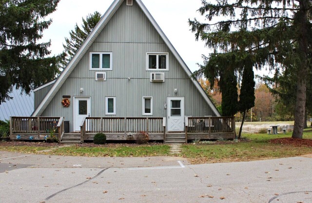 Chalet on the Lake 98 w/Beach Access, Pools, Sport Courts, Fishing Pond & more!
