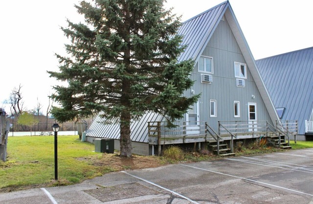 Chalet on the Lake 60 w/Beach Access, Pools, Sport Courts, Fishing Pond & more!