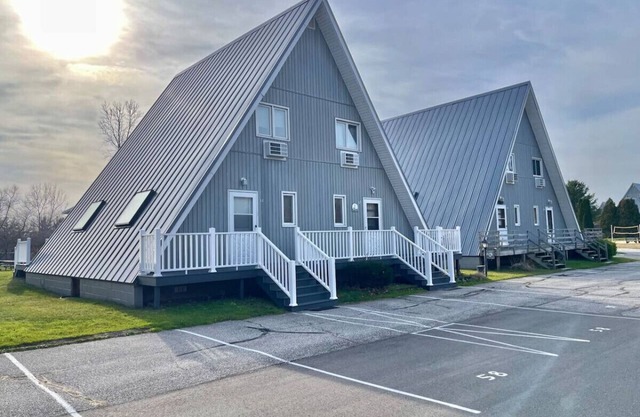 Chalet on the Lake 57 w/Beach Access, Pools, Sport Courts, Fishing Pond & more!