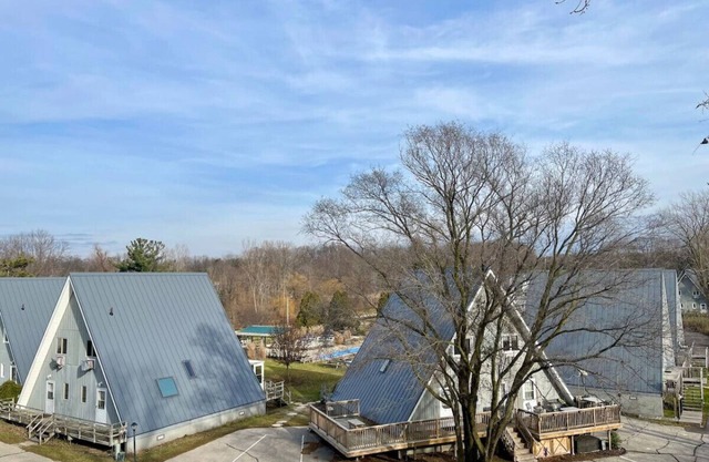 Chalet on the Lake 39 w/Beach Access, Pools, Sport Courts, Fishing Pond & more!