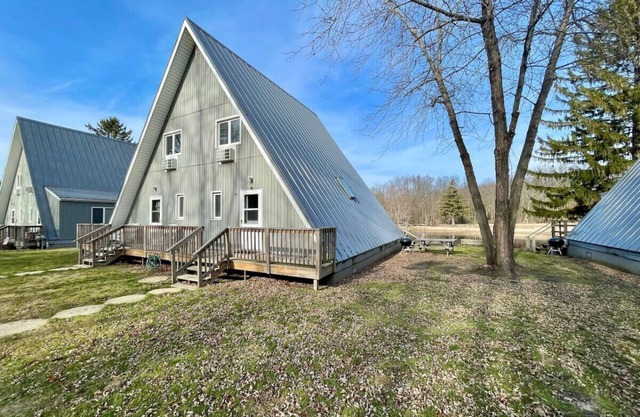Chalet on the Lake 94 w/Beach Access, Pools, Sport Courts, Fishing Pond & more!