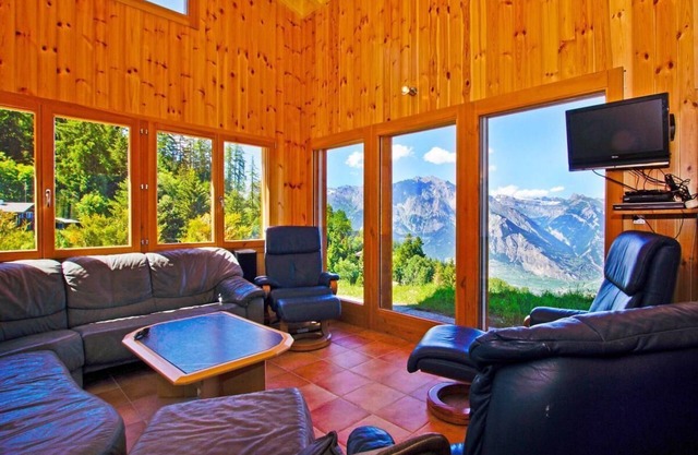 Chalet, ski-in/ski-out & foot of the slopes, fitness, sauna, terrace, fireplace or stove, parking