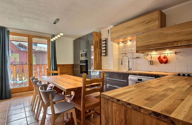 Chalet spacieux sur les pistes avec cheminée et WiFi - FR-1-455-242