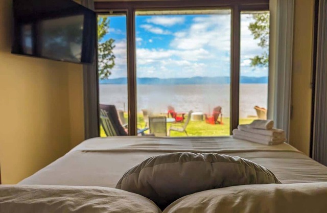 Chalet/Studio #1 Waterfront with Spa, Fireplace & Wifi