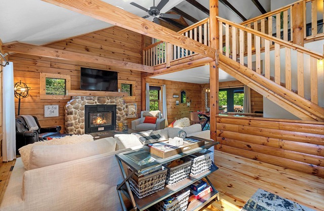 Chalet Vie at Lake Lure - sleeps 7, hot tub, dog friendly