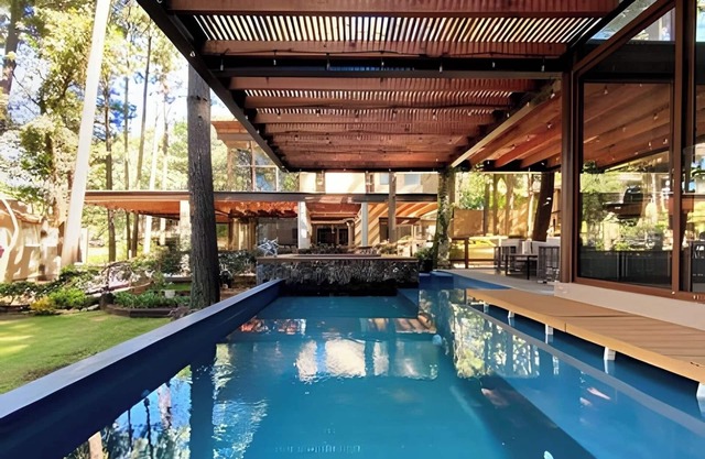 Chalet with private pool and jacuzzi