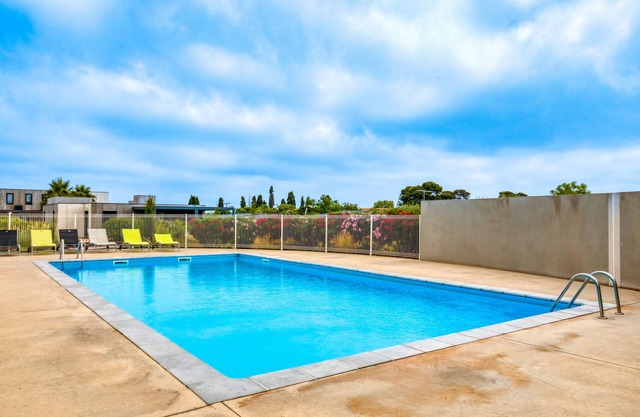 Chalet with Shared Indoor Pool, Terrace and Air Conditioning - Pomérols