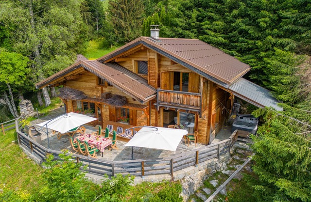 Chalet with whirlpool bath, exceptional panorama and sunshine.