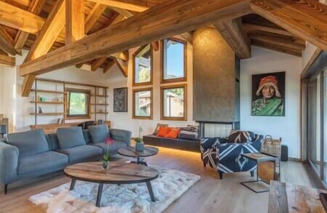Chalet with Wonderful views, Swimming Pool with wave machine, Hot Tub, Log Fire