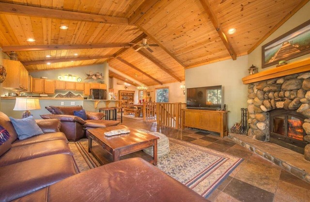 Challies Chalet Pool table, sauna, game room!