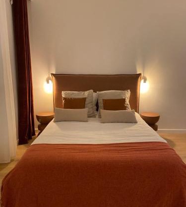 Chambre avec salon et salle de bain