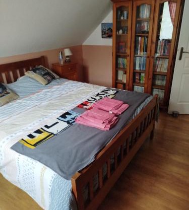 Chambre rouge dans maison avec parking