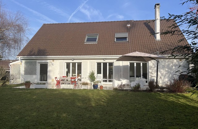 Chambres à Louer Dans une Maison Située Dans un Domaine Recherché Avec Piscine