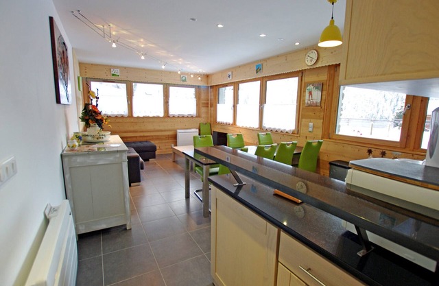 Champagny-en-Vanoise: Modern 2-Bedroom Apartment for 6, Close to Village Center and Ski Lift