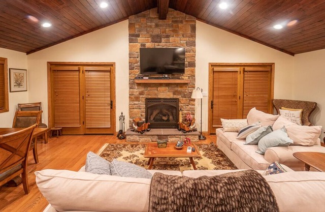 Champion Charmer - Spacious Backyard w/ Grill