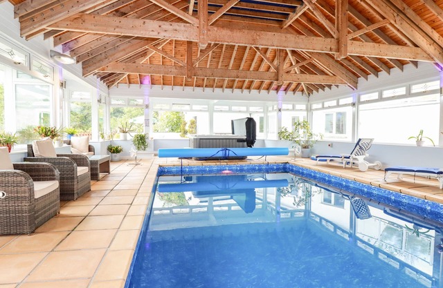 CHAPEL GREEN STUDIO 2, pet friendly, with pool in Polgooth