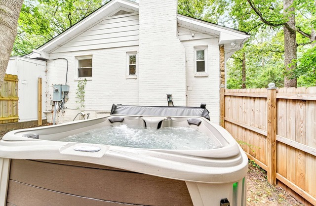 Chapel Hill/Durham Retreat w/Hot tub, full body massage chair, fenced dog area.