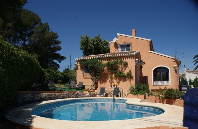 Character villa for families in residential area with private pool.