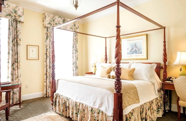 Charleston's Urban Retreat: Refined Comfort in a Historic Setting