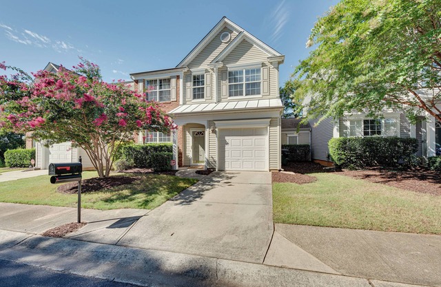 Charlotte Townhome w/Deck: 18 Mi to Downtown!