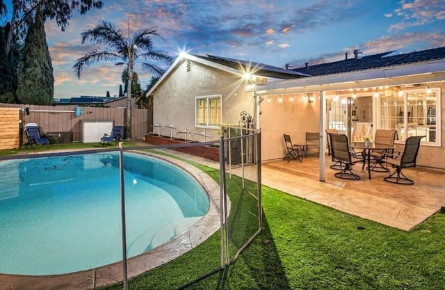 Charm of Mira Mesa! Pool & private access to park!