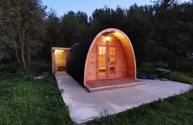 Charmant POD en Bois Près D'un Plan D'eau