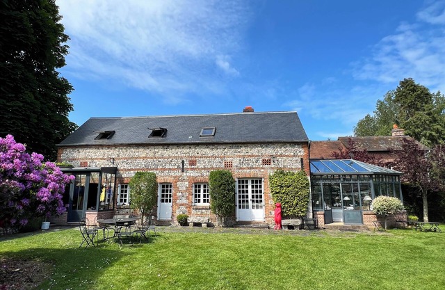 Charme et Caractère : Maison de Campagne Avec Trés Beau Jardin Paysagé