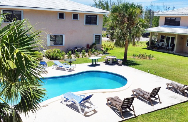 Charming 1-bed Apartment with Pool and Waterway View - very close to the Beach
