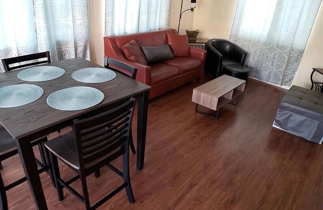 Charming 1-bed apt, cook-ready kitchen, laundry,5-8 mins to U of A and Downtown