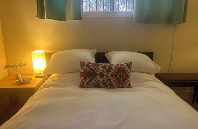 Charming 1-bedr in house with AC, WiFi surrounded by nature in heart of LA