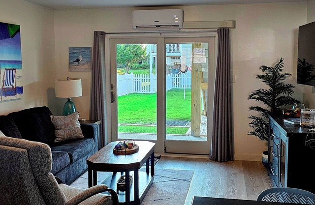 Charming 1-bedroom apartment with King Bed. No Stairs. Steps to the Ocean.