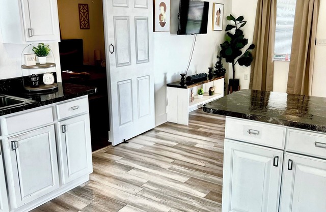 Charming 1-bedroom house in delightful Port St. Lucie with WiFi, AC and POOL!