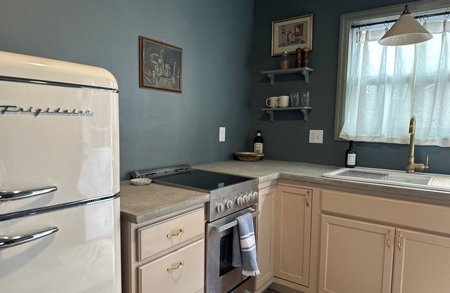 Charming 1-bedroom cottage in Shepherdstown walking distance