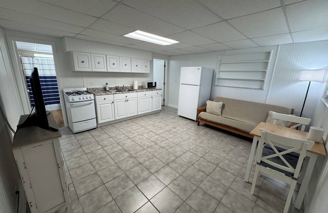 Charming 1-bedroom, 1-bath in the scenic Layton, Fl