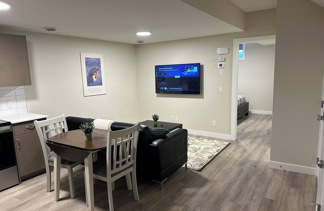 Charming 1-bedroom apartment in SW Calgary with WiFi
