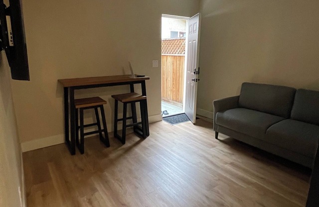 Charming 1-bedroom apartment in Lathrop with WiFi, central heating/AC.