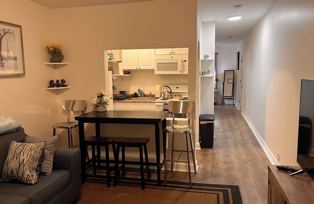 Charming 1 bedroom apt near train station.