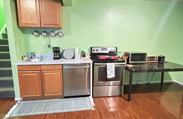 Charming 1-bedroom basement, 962 sq ft with WiFi, AC in delightful Littleton