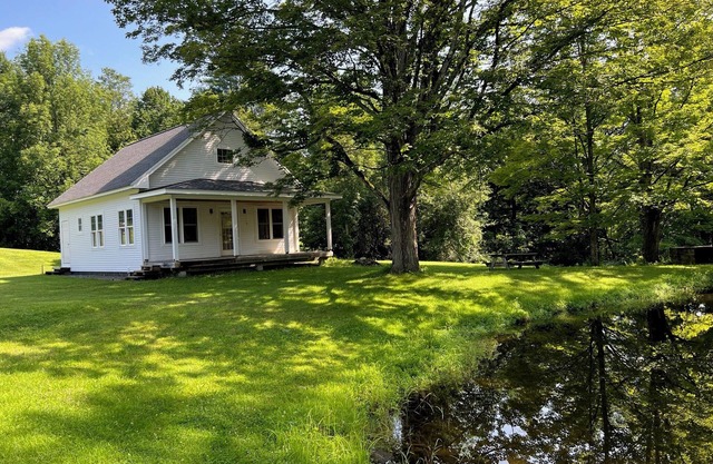 Charming 1-bedroom cottage on a pond in Woodstock with WiFi and AC