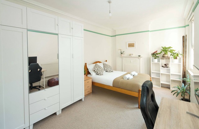 Charming 1-Bedroom Flat in Shepherd's Bush: Great Location