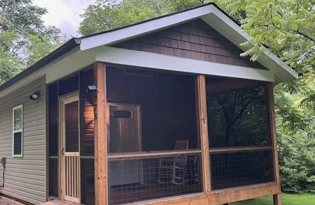 Charming 1-bedroom house with WiFi and AC in Flat Rock. Quiet and peaceful.