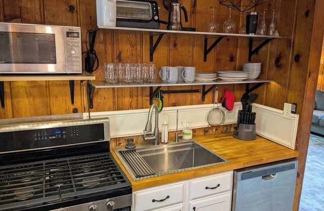Charming 1-bedroom house with AC, WiFi, walkable to downtown & hospitals!