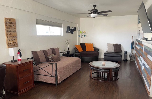 Charming 1-bedroom house in lovely Taft with AC, WiFi