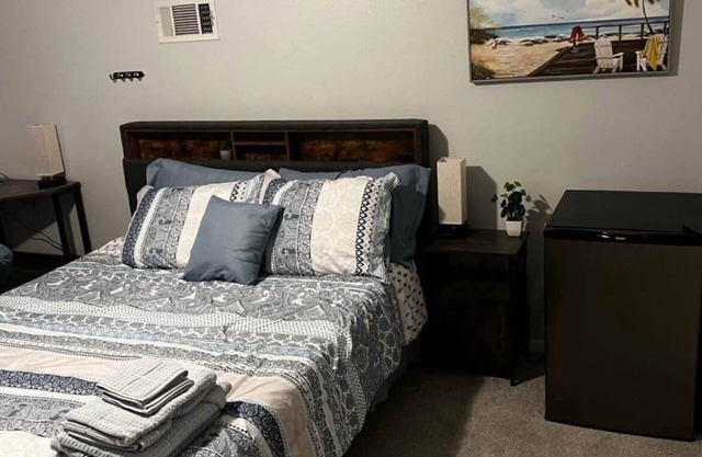 Charming 1-bedroom in fully furnished 4 bedroom rental house in Niceville.