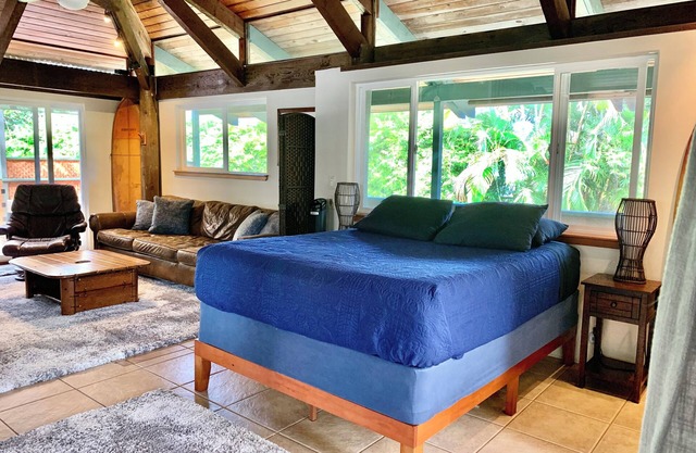 Charming 1-bedroom loft in wonderful Hana town walking distance to beach.
