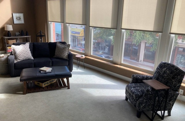 Charming 1-bedroom Loft apartment in downtown Paducah with AC, WiFi Sleeps 6.