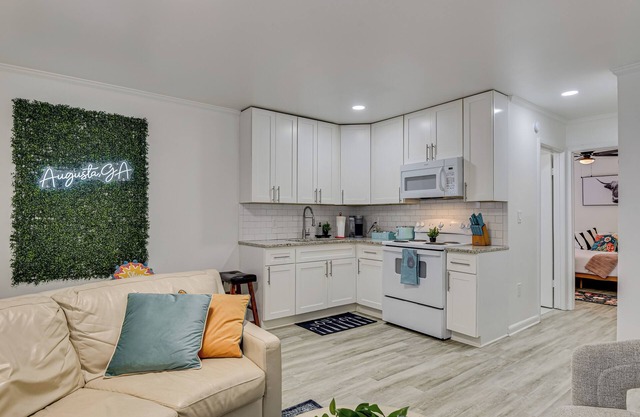 Charming 1-bedroom near Medical and Golf! Ground Unit A!
